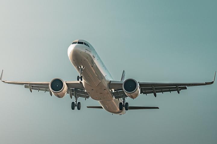 全球航空公司因战争引发的燃油冲击 下调2026年利润预期