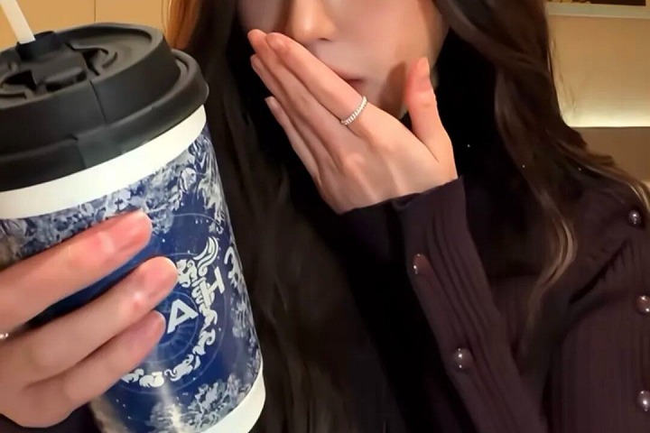 对中式奶茶上瘾的韩国人,在首尔街头排大队