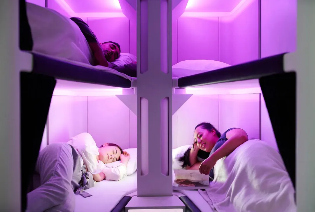 新西兰航空的经济舱 Skynest 设有六个独立的舱室，每个舱室都配有全尺寸床垫、环境照明、通风设备和 USB 插座。