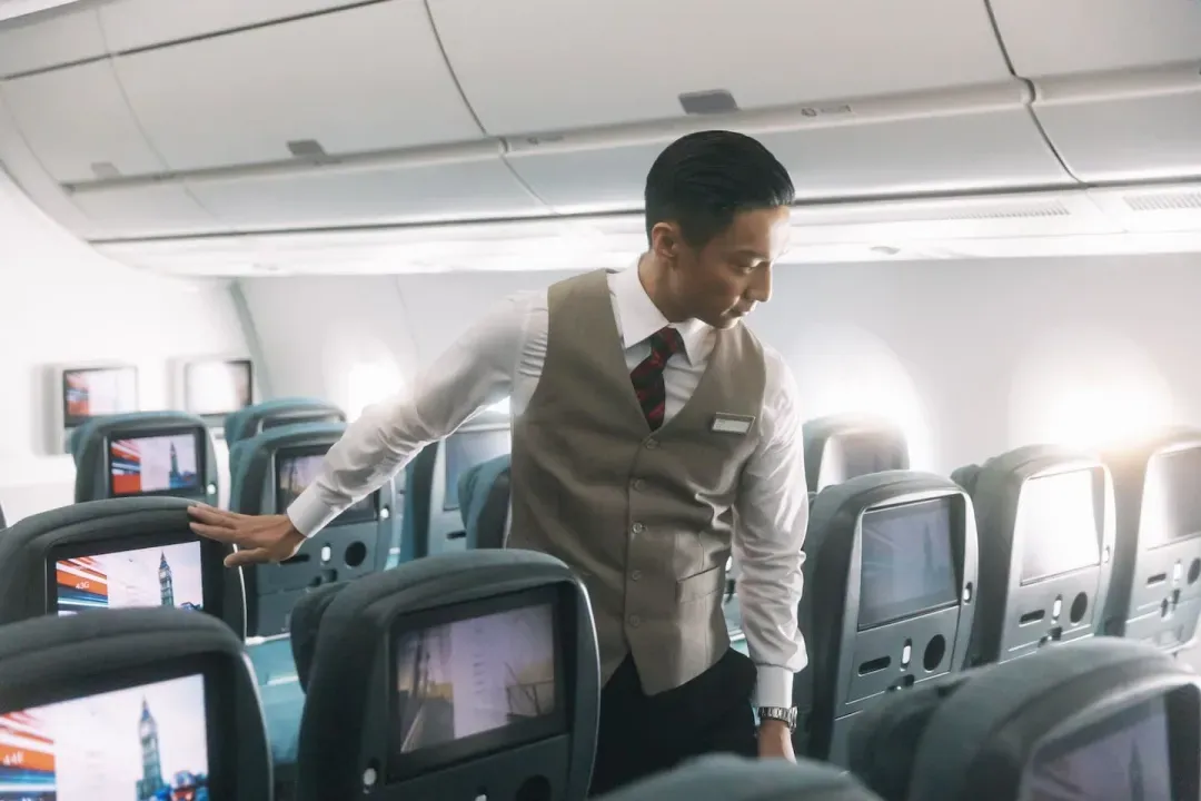 国泰航空经济舱体验，从娱乐、餐饮到座位空间。