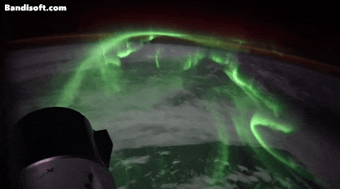 NASA宇航员在太空拍下极光！宛如绿色巨蛇在地球上空游动