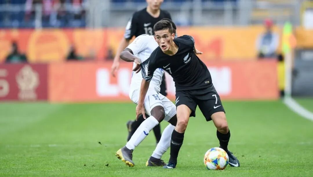 伊利亚·贾斯特代表新西兰参加了U20世界杯。