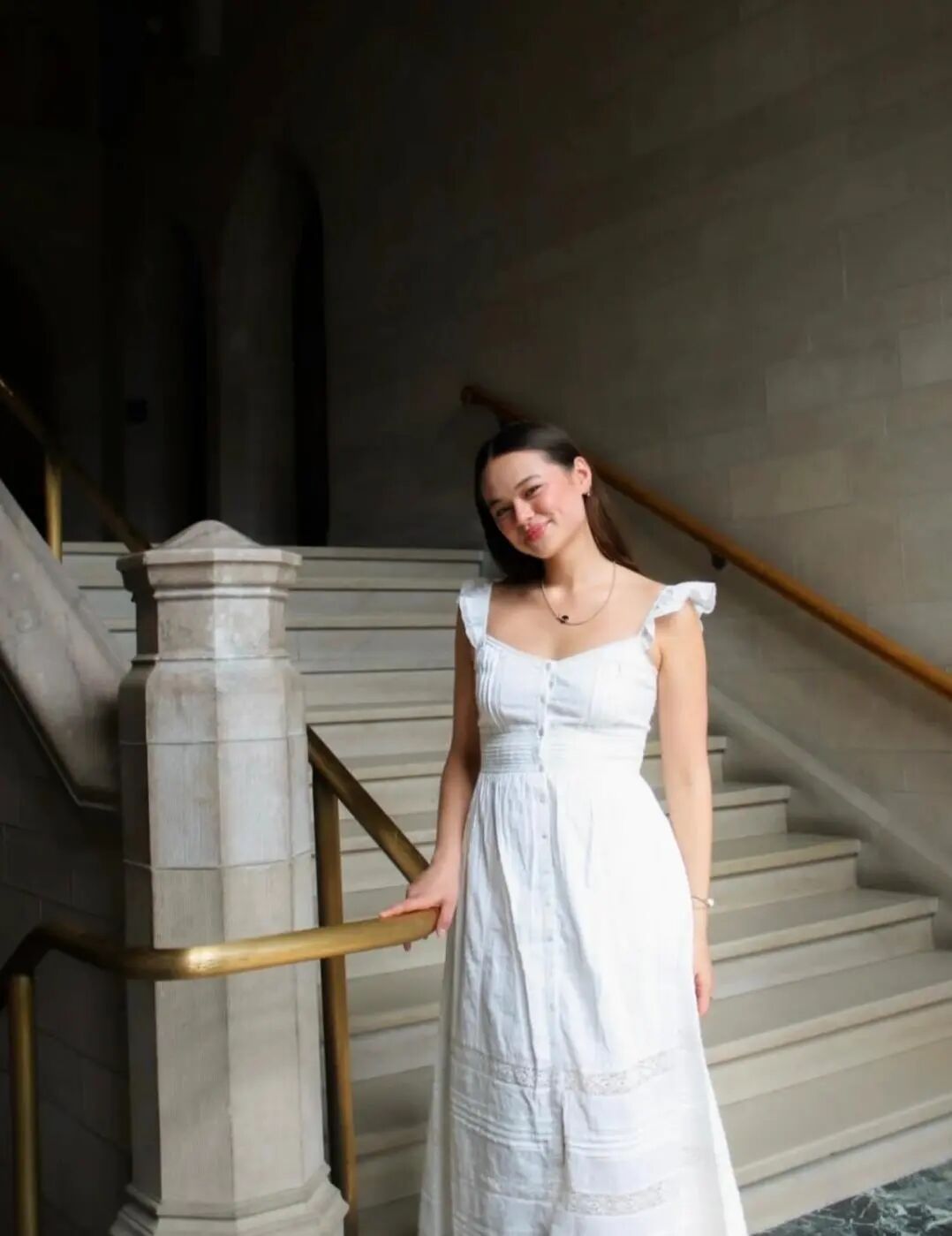 Wendi Deng's eldest daughter shared her Yale University graduation photo. She was dressed simply and looked gentler than her mother.