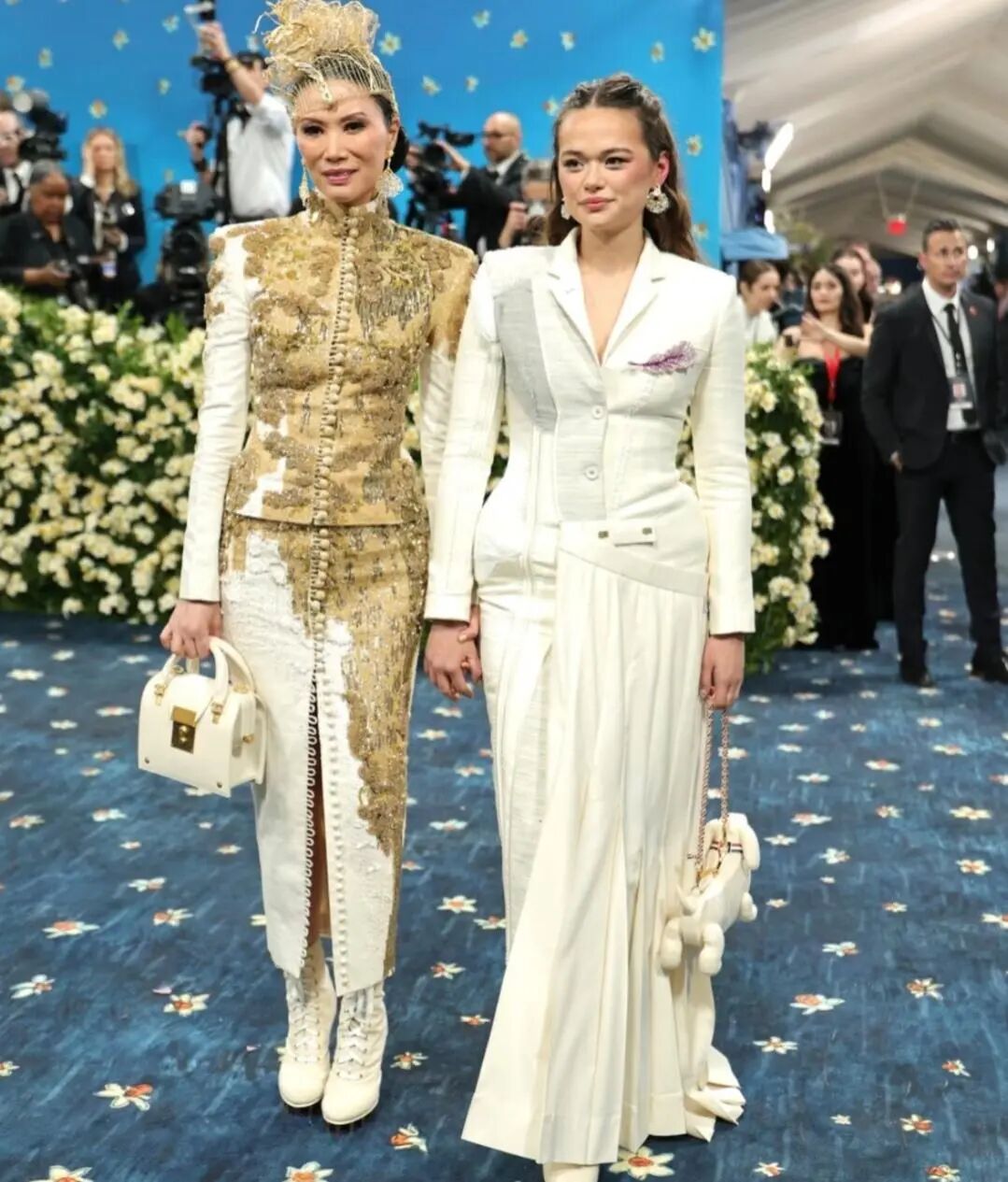 Wendi Deng's eldest daughter shared her Yale University graduation photo. She was dressed simply and looked gentler than her mother.