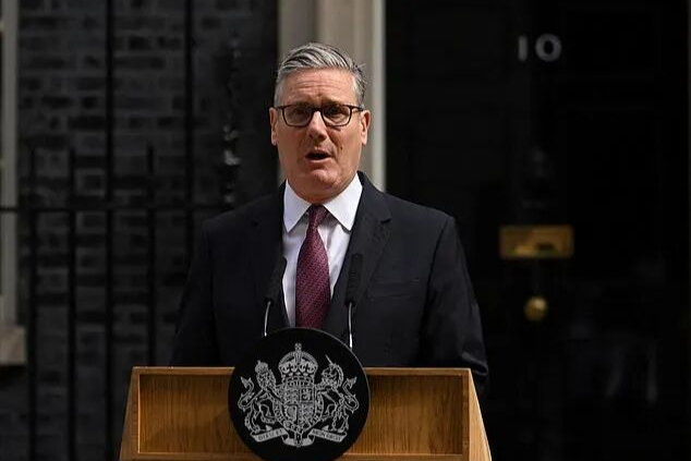 英国首相请辞唐宁街10号，遭到英国人嘲讽：早就该卷铺盖滚蛋了啊...