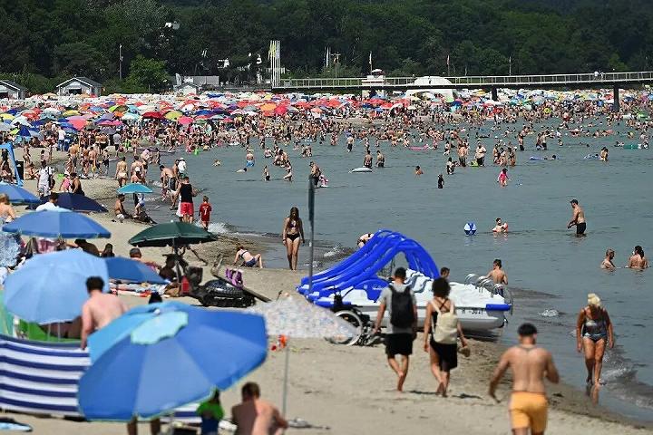 浪漫巴黎被热浪烤成现实恐怖片：活人找空调，死人等冰柜，活不起也死不下…