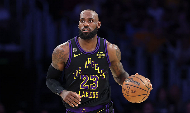 NBA突发“大地震”:41岁詹姆斯决定离开湖人,加盟其他球队!