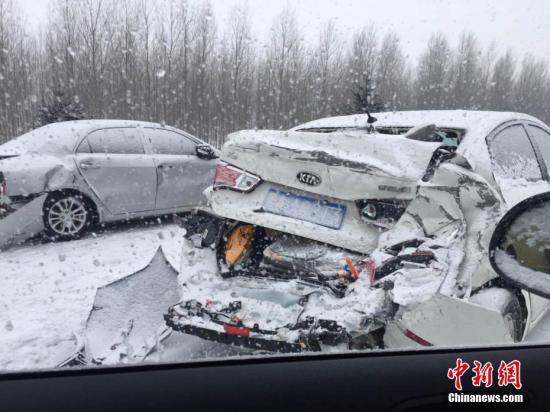 黑龙江哈绥高速发生百车连撞事故 大雪漫天