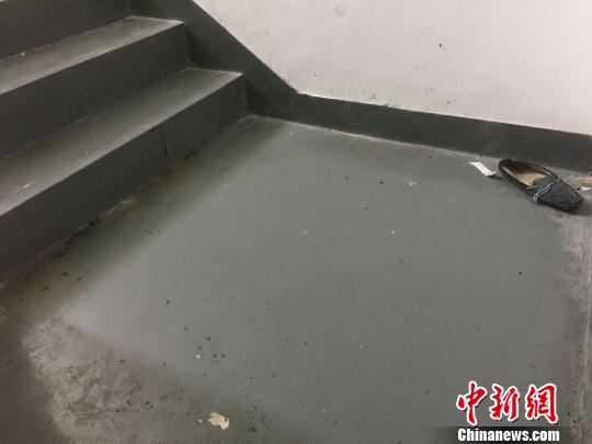 酷暑天父亲住女儿家门口楼道 女儿：他拿了钱走了