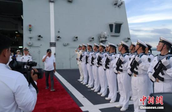 菲总统杜特尔特登中国军舰传递积极信号 菲成东盟新榜样