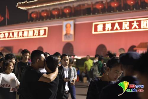 多图：游客齐聚天安门为祖国庆生 人潮涌动场面火爆