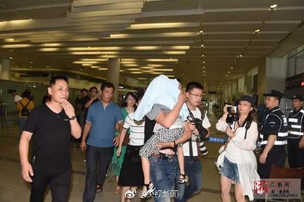 回家！6名遇险者 普吉沉船事故后首批归国 只想与亲人紧紧相拥
