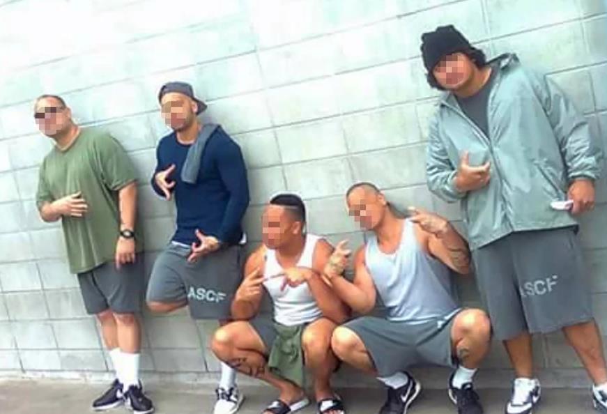 奥克兰囚犯“自拍”照网上曝光！违禁品就这么容易混进监狱？