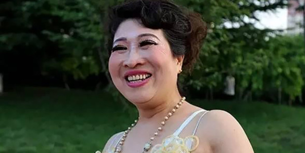 活久见！中国大妈威武 3000个安全套做小礼服