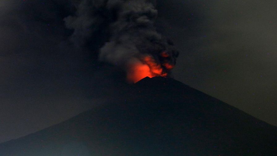 巴厘岛火山持续喷发 约1.3万名中国游客已回国