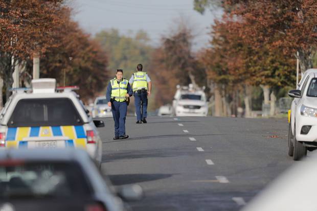 惊恐居民打13通电话报警：奥克兰一男子持砍刀毁车砸窗 已被击毙