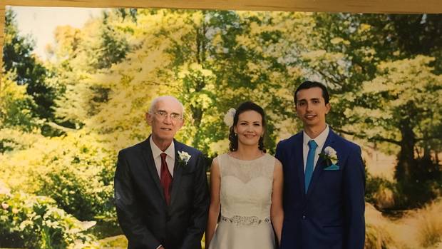 新西兰小伙筹款带脑溢血父亲回家：你养我长大，我陪你余生