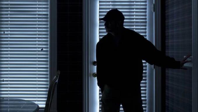 世风日下？蒙面人深夜在北岸钻窗 还好男子反应快......