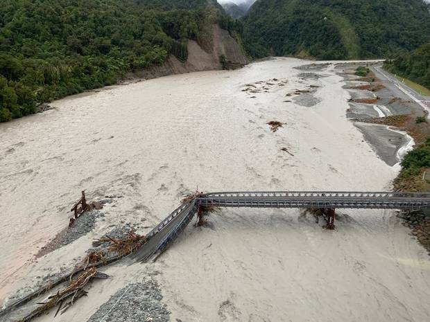 西海岸“狂野”天气：老太被大水冲走 航拍照片震撼无比