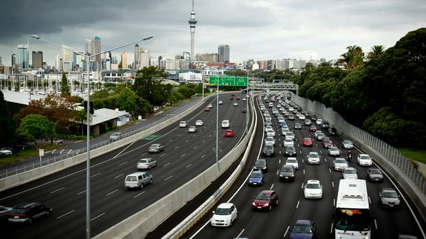看完再走！奥克兰以下路段正在堵车！