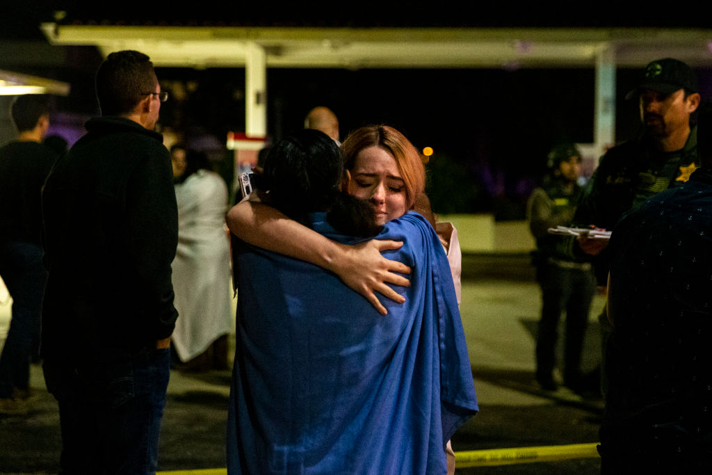 美国加州酒吧枪击案已致13人死 枪手当场死亡 身份曝光