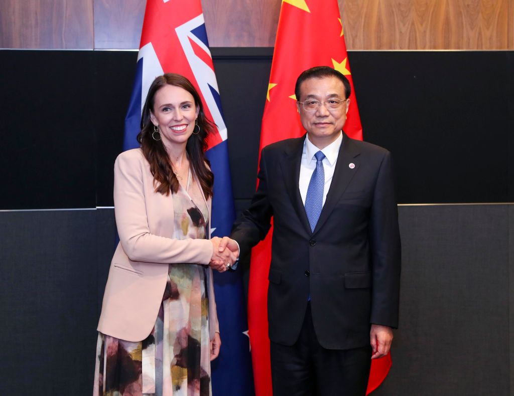 新西兰总理开启任上首次中国行，升级自贸是重点