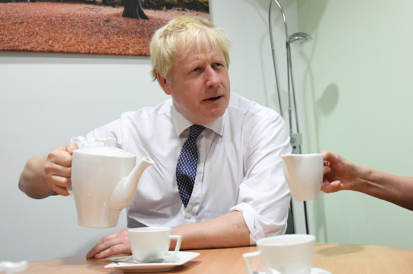英首相竞选视频玩花样反被嘲笑：茶都泡不好，怎么治理国家？