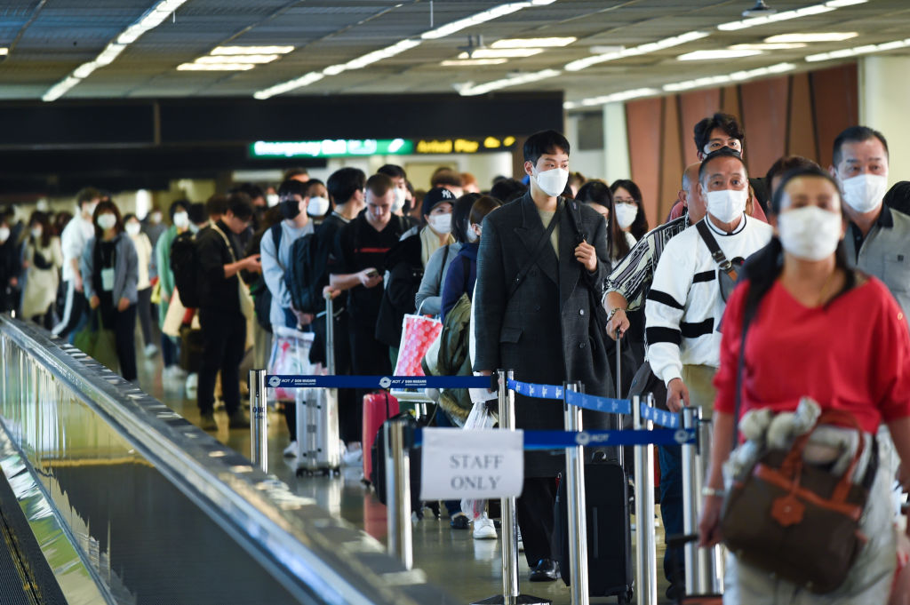 从奥克兰飞曼谷，4名乘客因高烧被送往医院
