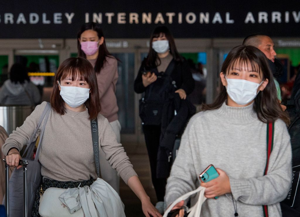 新冠疫情扩散多国首现死亡病例 围堵病毒窗口缩小？
