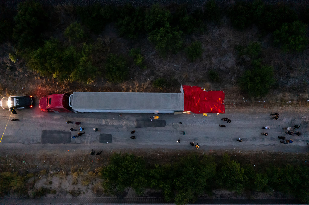 美国移民惨案细节披露：现场警察绝望求援 称“太多遗体要处理” | 美国移民惨案部分遇难者国籍确定：51人死亡 至少来自三国