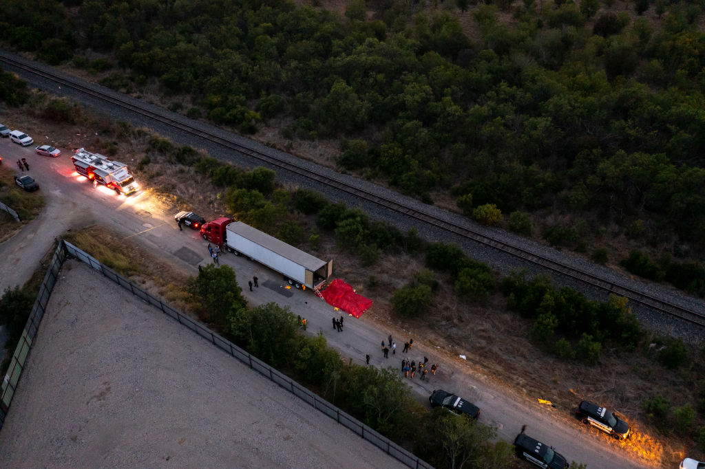 人间悲剧！美国移民卡车惨案死亡人数上升至50人 车厢里尸体成堆