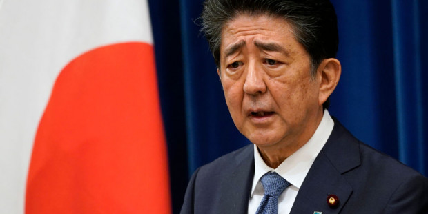 安倍辞职后病情明显好转 捏肚子自嘲“长胖了”