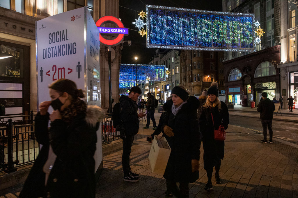 英国将再次调升多地防控级别 发现另一种变异新冠病毒