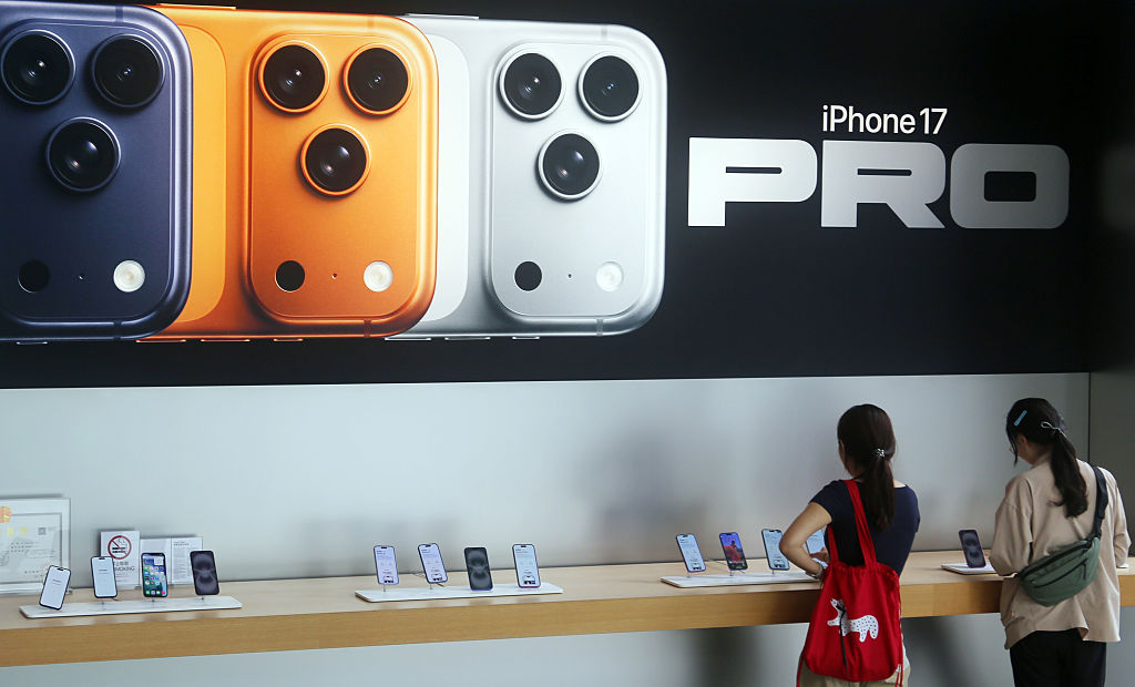 iPhone卖爆了,苹果大中华区收入却不及预期,股价大跳水,市值蒸发超3000亿美元