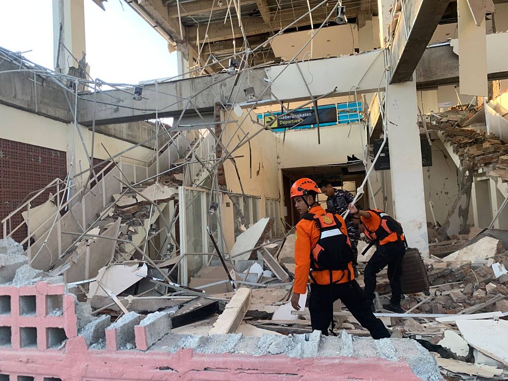 GettyImages-2290026353 | 印尼7.7级地震已致53人死亡 余震频发阻碍救援数千人撤离