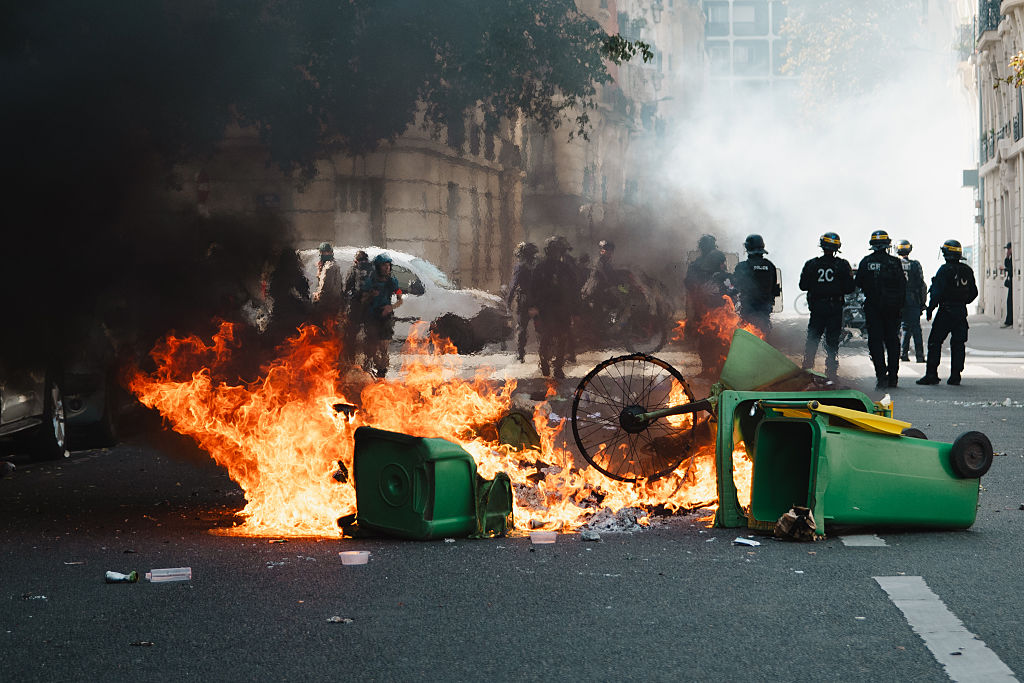 GettyImages-2297688444 | 法国防暴警察释放催泪瓦斯 全国逾25万人示威要求增加教育经费