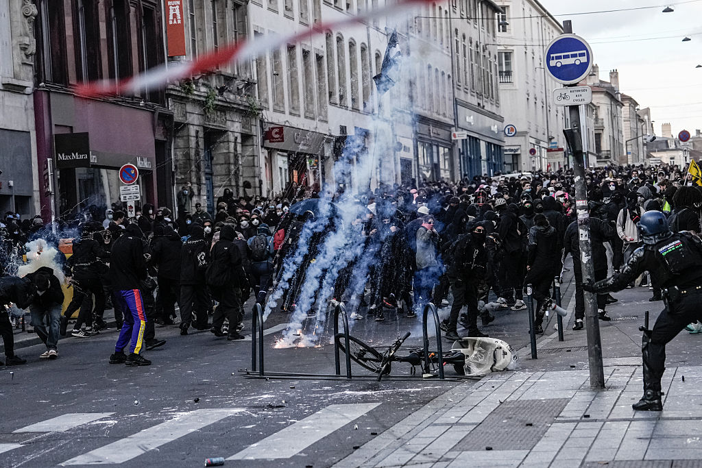 GettyImages-2300117145 | 法国政府要求部分地区实施宵禁 应对周末骚乱与抢劫事件