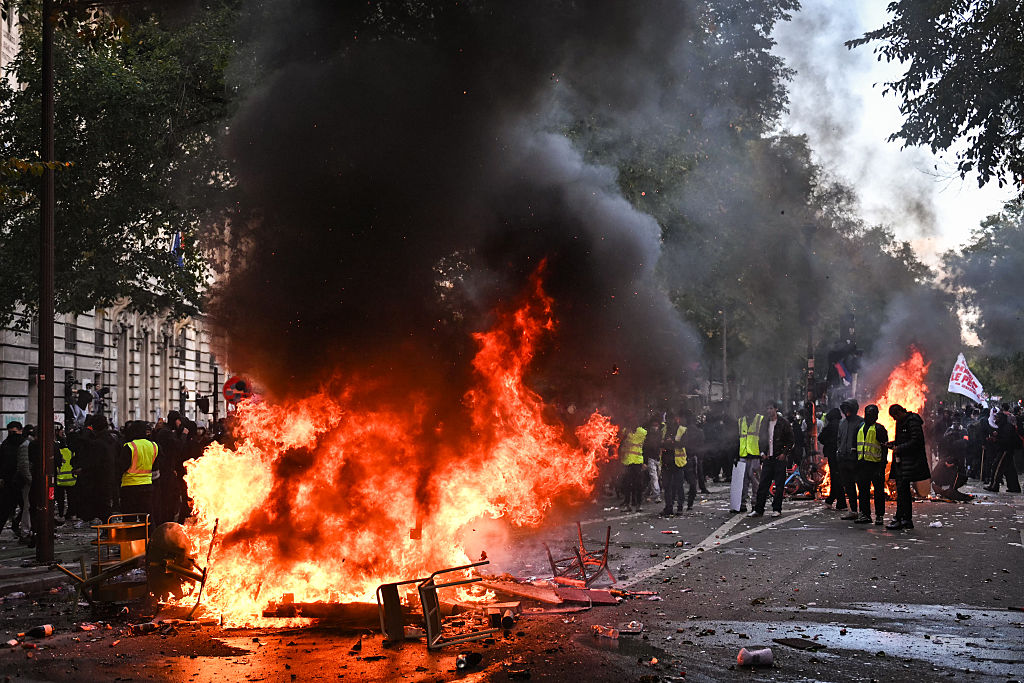GettyImages-2300122242 | 法国全国抗议演变为骚乱 马克龙谴责企图“颠覆共和国”者