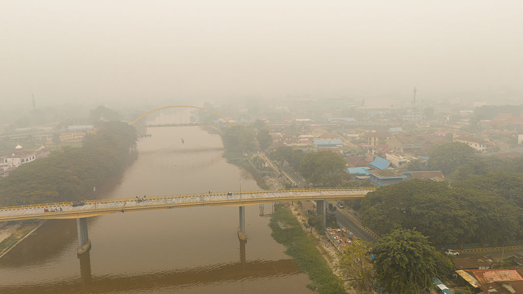 GettyImages-2300143526 | 火灾烟霾污染空气 印尼急性呼吸道感染病例超33万例