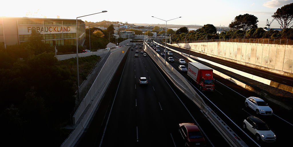 火灾令奥克兰南部高速路瘫痪 小长假拥堵大盘点