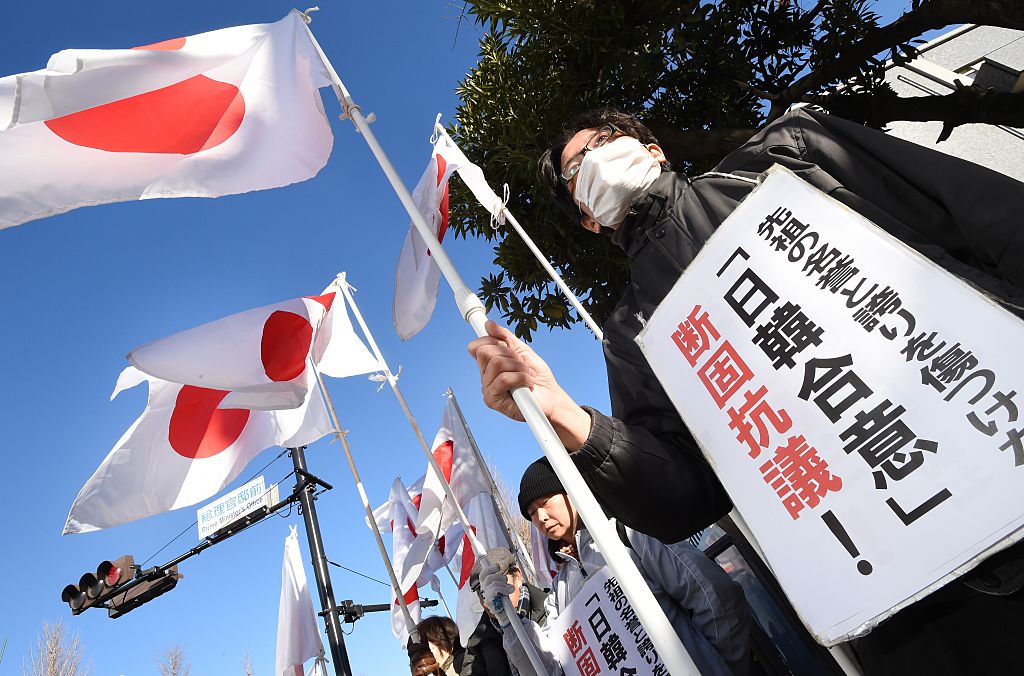 日本韩国快打起来了…游行抗议、自焚、互相拉黑…世界更不太平了