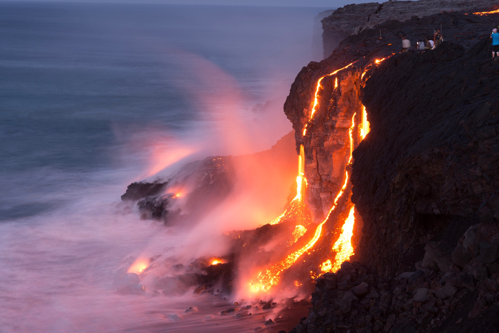 惊！夏威夷看火山 船顶被熔岩击穿