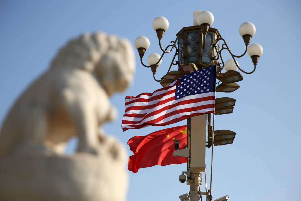 新华时评：美国的脸说翻就翻，很不体面！