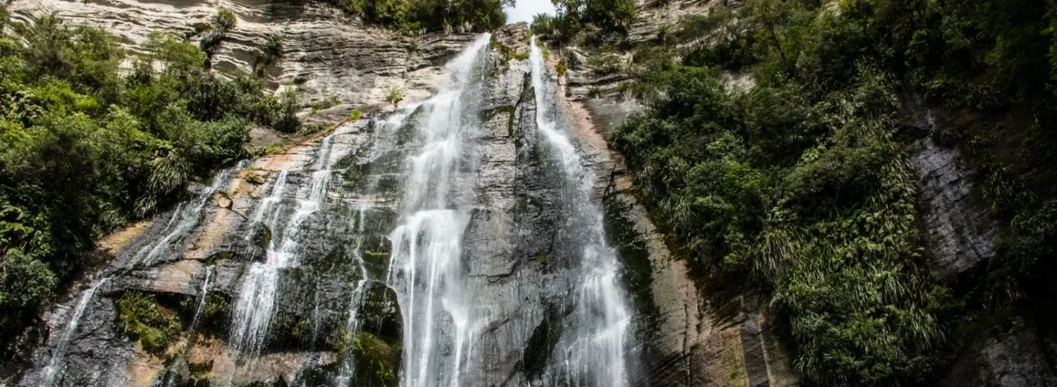 HBT-RiversLakesWaterfalls-ShinesFalls-1600x650__FillWzE1MDAsNTUwXQ_ExtRewriteWyJqcGciLCJ3ZWJwIl0 | 关闭三年多后,58米高绝美瀑布终于重开,劳动节长周末就能去!