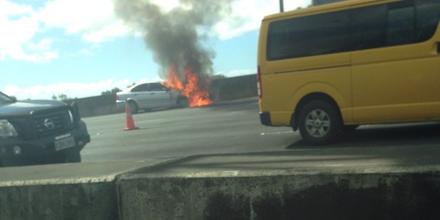 突发！Southern Motorway上小车起火，北岸大桥因卡车车祸而被堵