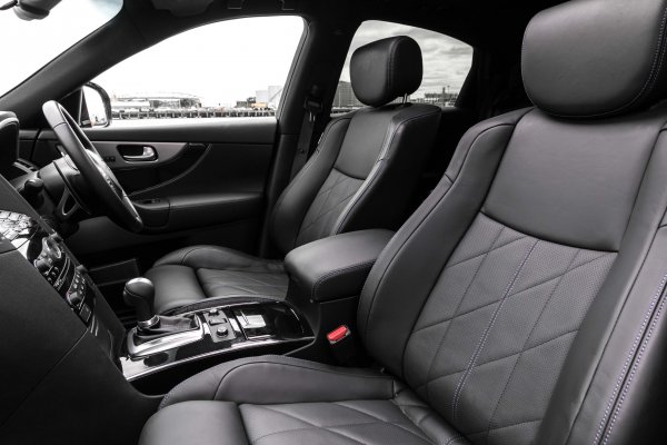 INFINITI QX70 S Design Nic Watt Interior 5