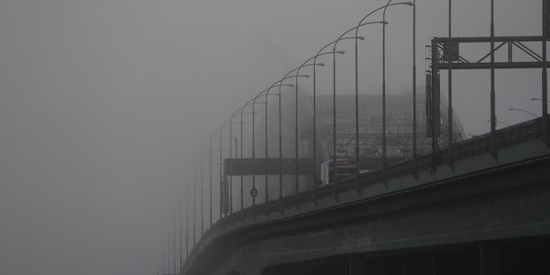 奥克兰大雾围城 暴雨明天来袭48小时要下一个月的雨