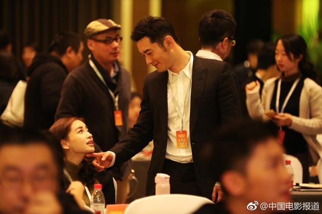 开会不忘撒狗粮！黄晓明轻挑Angelababy下巴