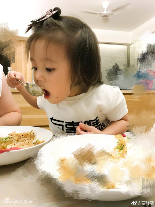 贾静雯晒烧肉料理 女儿咘咘吃相可爱