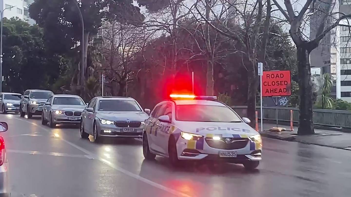 警车开道，“神秘”车队巡街奥克兰，网友：什么大人物？
